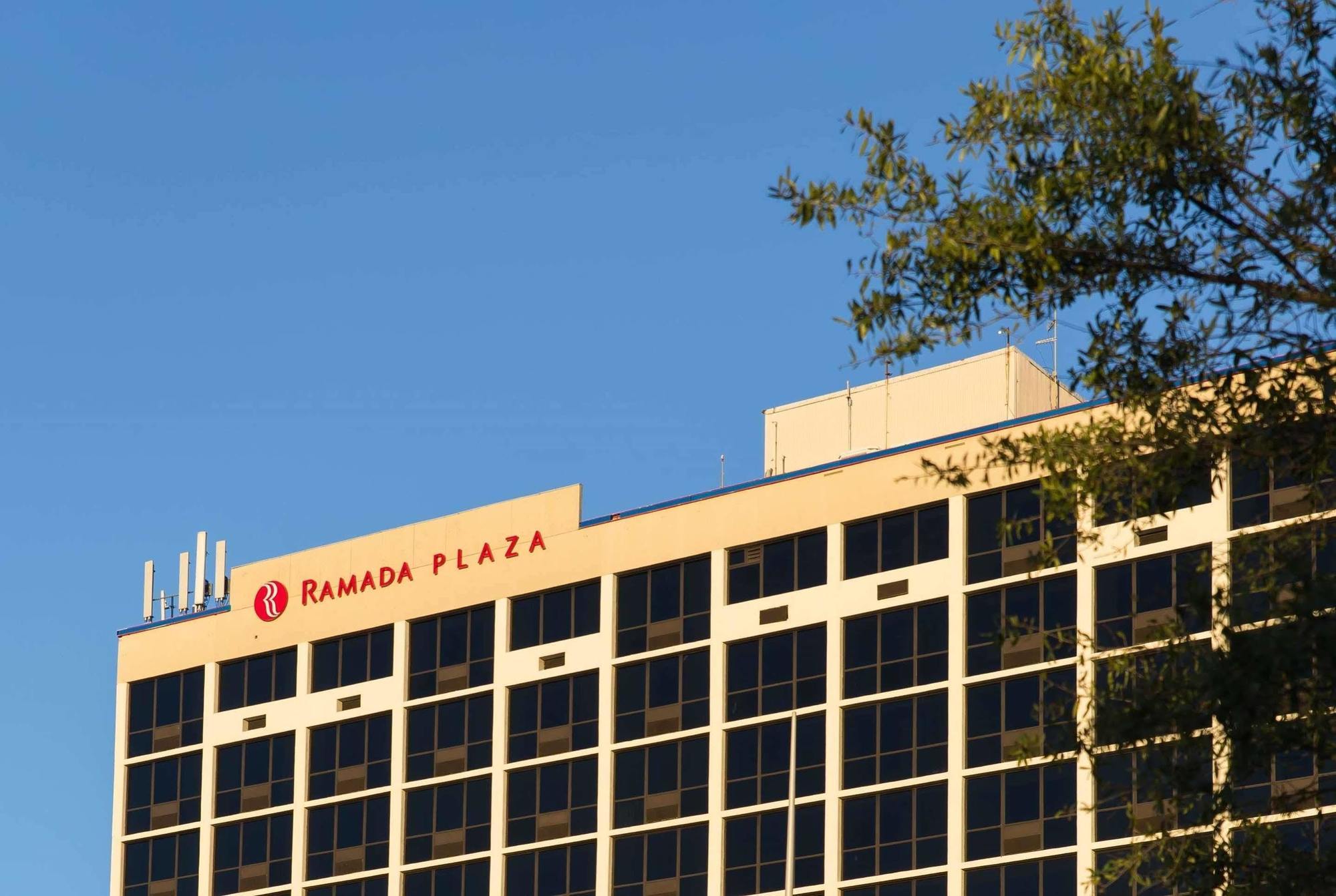Отель Ramada Plaza By Wyndham Atlanta Downtown Capitol Park Экстерьер фото